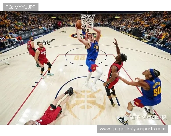 兰德尔背身强吃，尼克斯内线进攻多点开花